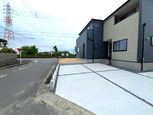 小牧市城山5丁目　新築戸建の前面道路含む現地写真