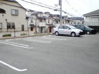 ラッフィナート・カーサ七番館の駐車場
