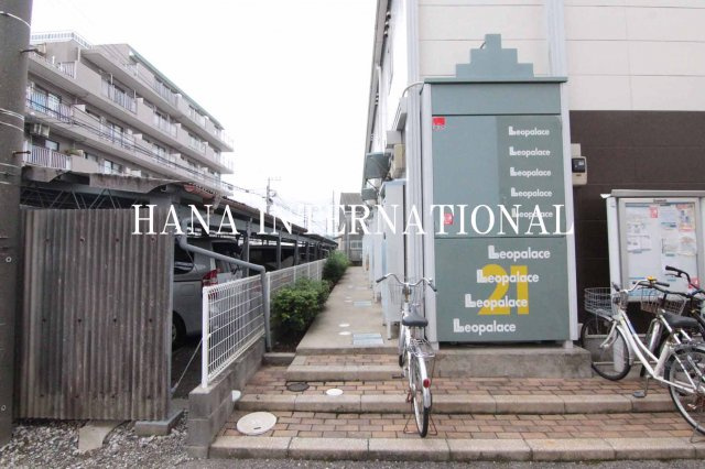 レオパレスストリームのエントランス