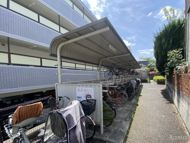 ジョイフル天沼のその他共用部分|屋根付き駐輪場。
