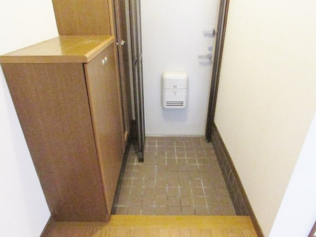 ハイツ小町の玄関