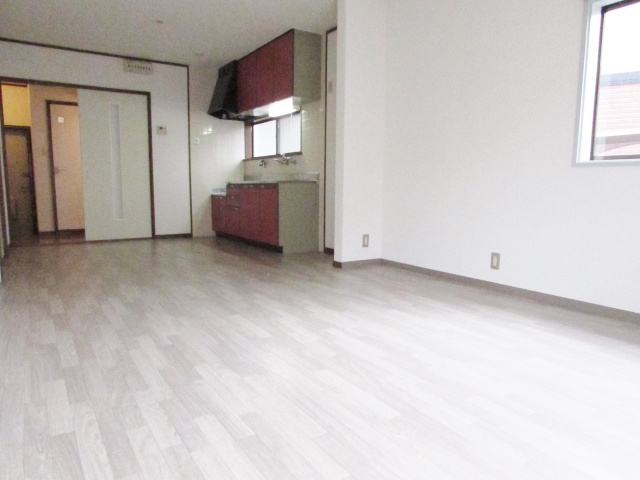 ハイツ小町の居間・リビング