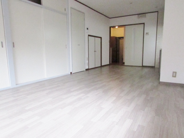 ハイツ小町の居間・リビング