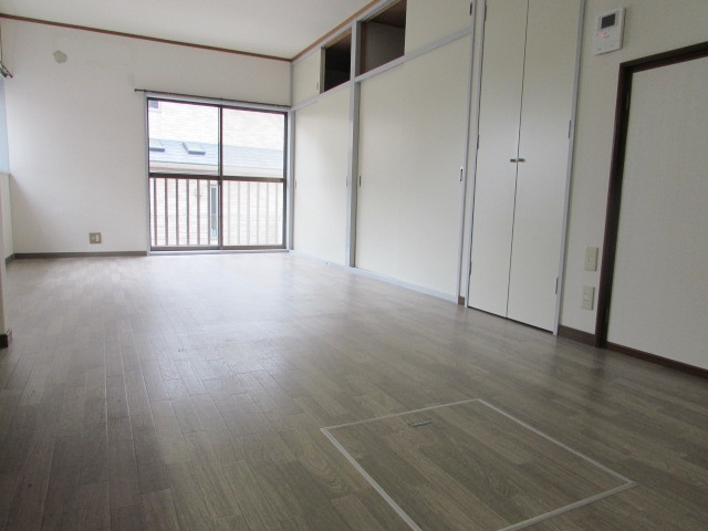 ハイツ小町の居間・リビング