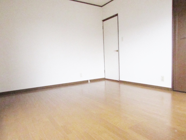 ハイツ小町の居間・リビング