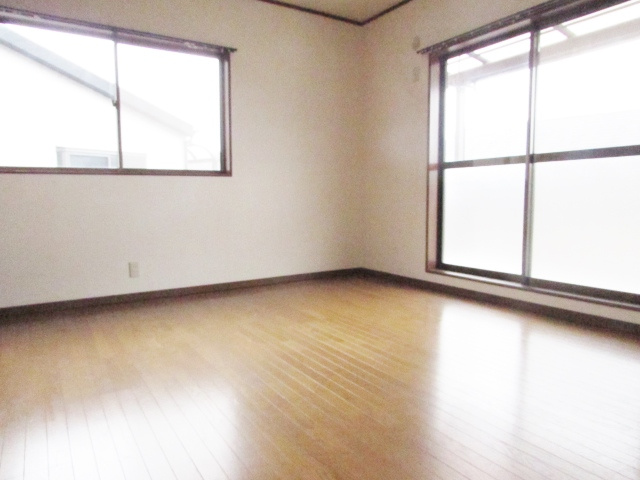 ハイツ小町の居間・リビング