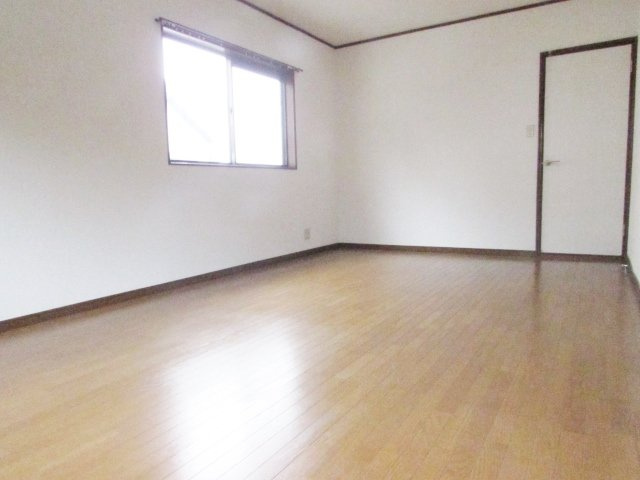 ハイツ小町の居間・リビング