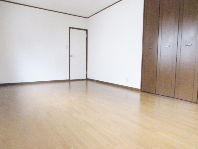 ハイツ小町の居間・リビング