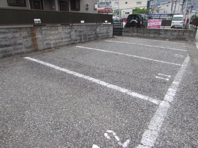 ハイツ小町の駐車場