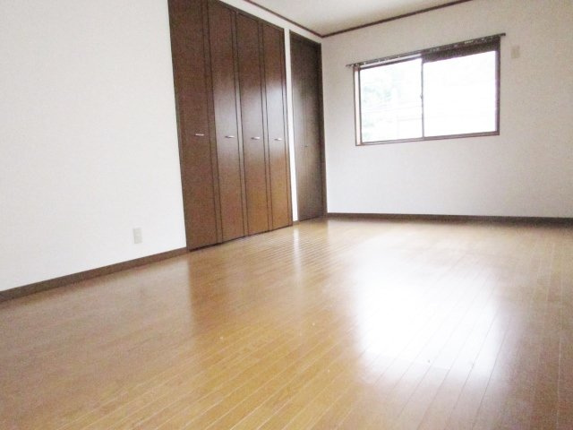 ハイツ小町の洋室