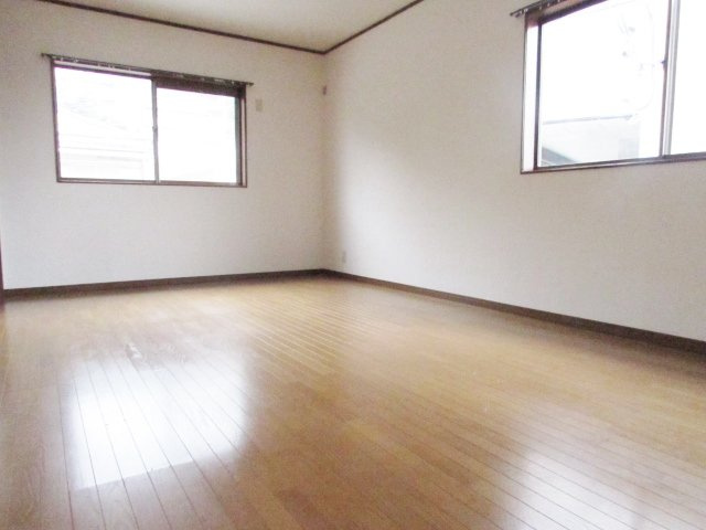 ハイツ小町の居間・リビング
