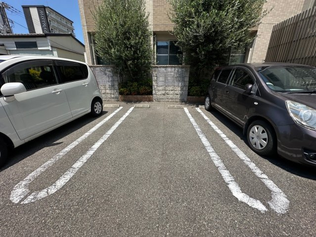 エクセル神屋町の駐車場