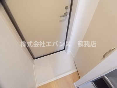 【玄関】 | アンビエンテ千葉WEST館 | 収納もある玄関です