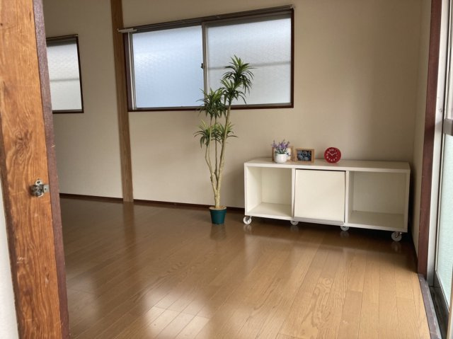 藤直一戸建ての居間・リビング|現状有姿です