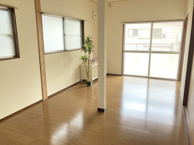 藤直一戸建ての居間・リビング|現状有姿です