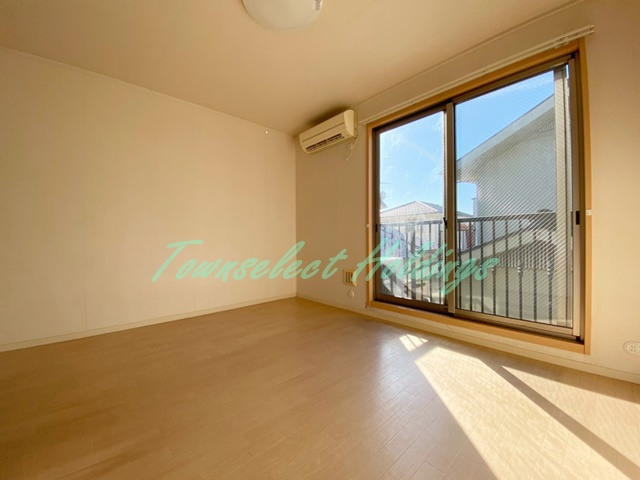 茅ヶ崎市浜竹２丁目のアパートの居間・リビング