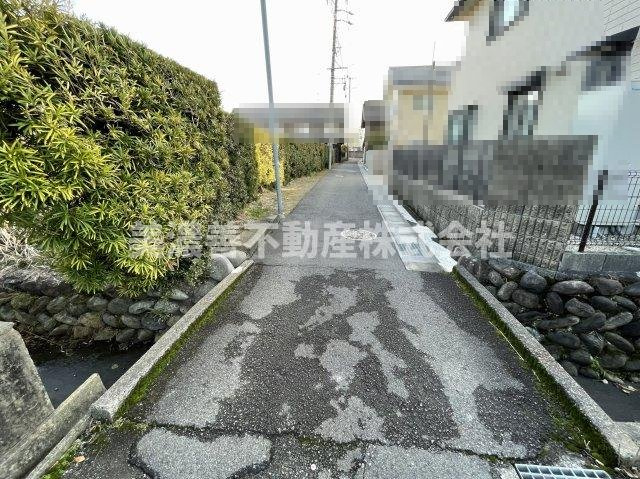 ６６４２４　岐阜市領下土地の前面道路含む現地写真