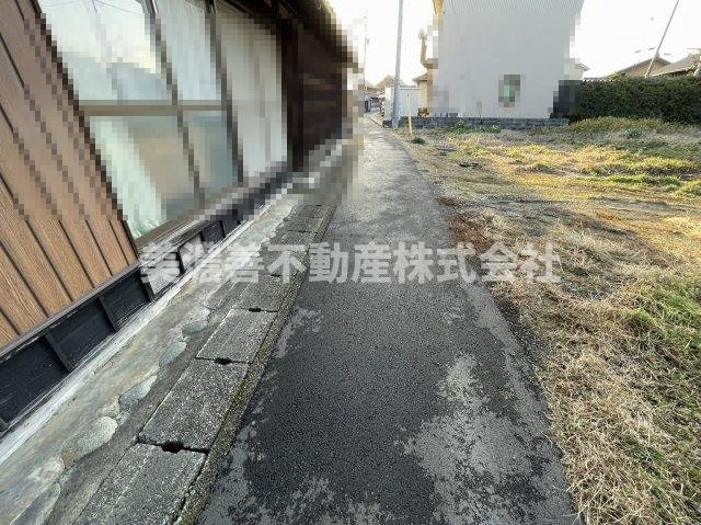 ６６４２４　岐阜市領下土地の前面道路含む現地写真