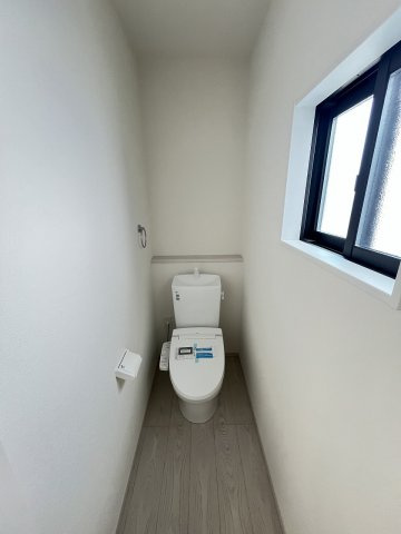 【内装】 | 福岡市南区鶴田1丁目1期　5号棟（全2棟）【仲介手数料無料・0円】 | 施工例。1階のトイレです。施工例は完成時と異なる場合があります。