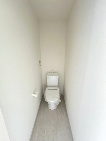 【内装】 | 福岡市南区鶴田1丁目1期　5号棟（全2棟）【仲介手数料無料・0円】 | 施工例。2階にもトイレです。施工例は完成時と異なる場合があります。