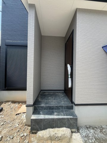 【玄関】 | 福岡市南区鶴田1丁目1期　5号棟（全2棟）【仲介手数料無料・0円】 | 施工例。施工例は完成時と異なる場合があります。