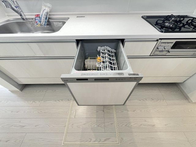 【キッチン】 | 福岡市南区鶴田1丁目1期　5号棟（全2棟）【仲介手数料無料・0円】 | 現地写真。食洗器が付いてます。