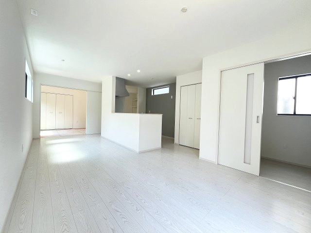 【内装】 | 福岡市南区鶴田1丁目1期　5号棟（全2棟）【仲介手数料無料・0円】 | 施工例。リビングです。施工例は完成時と異なる場合があります。