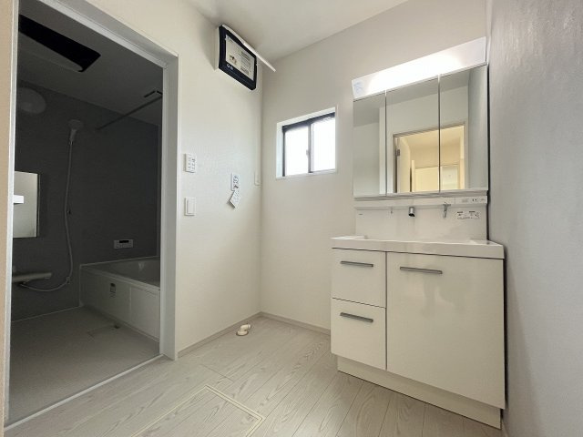 【洗面所】 | 福岡市南区鶴田1丁目1期　5号棟（全2棟）【仲介手数料無料・0円】 | 施工例。施工例は完成時と異なる場合があります。