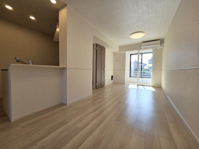 【居間・リビング】 | エクセラン　依井　Ｃ | ゆったり過ごせる居間です