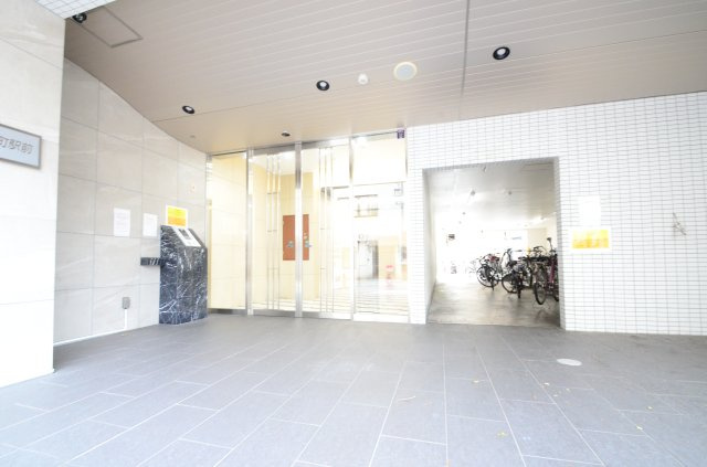 リアライズ花園町駅前のエントランス|落ち着いたエントランスです