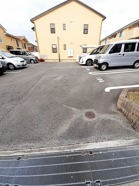 ラッフィナート・カーサ四番館の駐車場