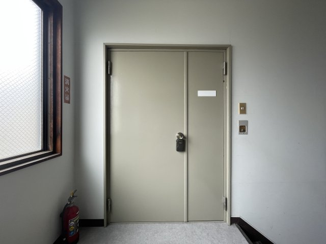 浜北電機ビルの玄関