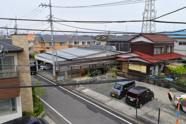 日野市万願寺２丁目の中古一戸建の前面道路含む現地写真