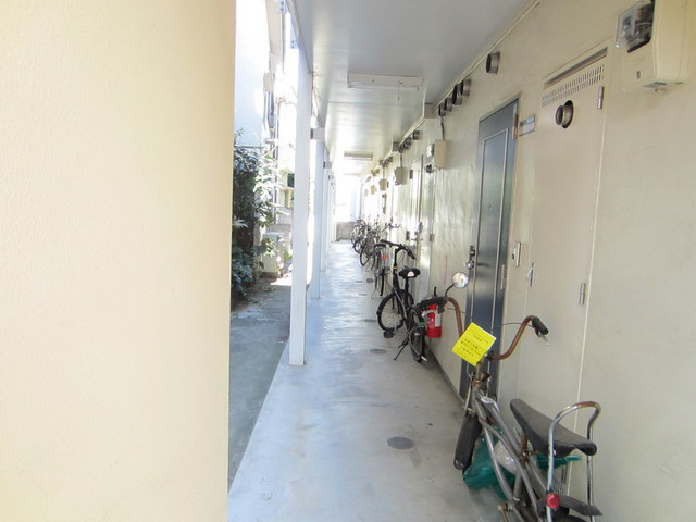 シェ・オークルのエントランス|自転車が置ける広さ♪