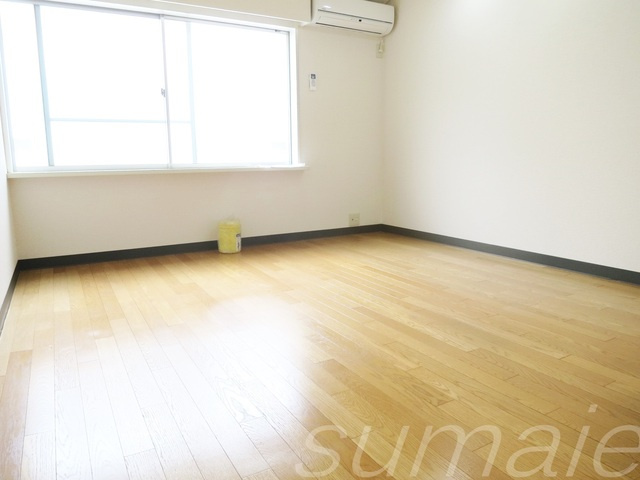 シェ・オークルの居間・リビング|☆8帖の明るい洋室です☆