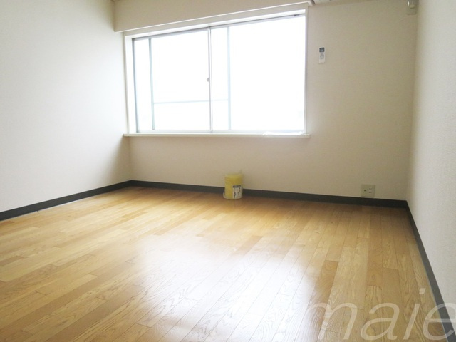 シェ・オークルの洋室|☆ピカピカのフローリングで快適です☆