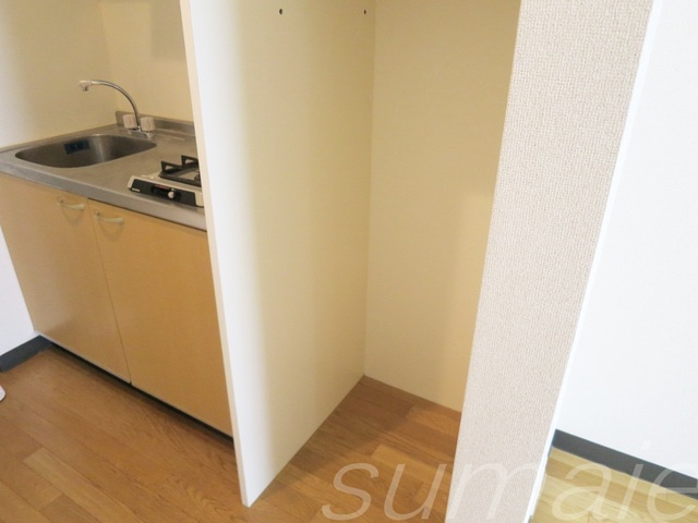 シェ・オークルのキッチン|☆冷蔵庫を置くスペースの上部は棚になってます☆