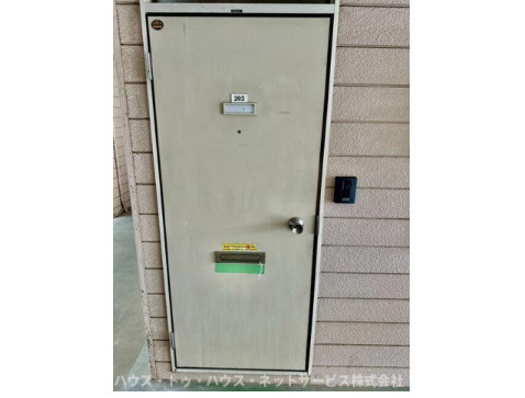 アドミナル３号棟の玄関