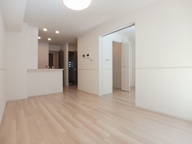 【居間・リビング】 | リヴァーサイド・フィオーレ　Ⅰ | こちらのリビングで趣味の時間をお楽しみください