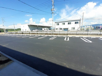 【駐車場】 | リヴァーサイド・フィオーレ　Ⅰ | 駐車場に車を止められます