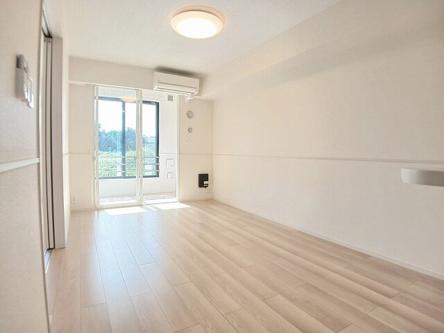 【居間・リビング】 | リヴァーサイド・フィオーレ　Ⅱ | ゆったり過ごせる居間です