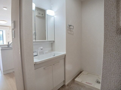 【洗面所】 | リヴァーサイド・フィオーレ　Ⅱ | 広い洗面スペース