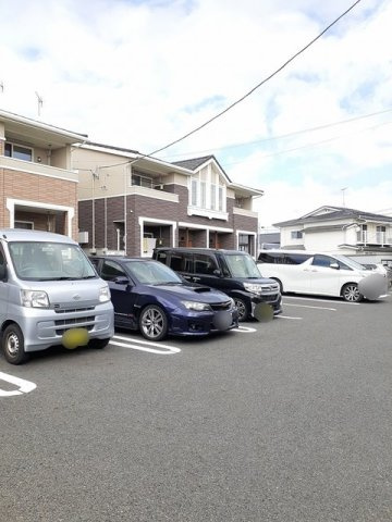 コンフォート津志田・Ａの駐車場