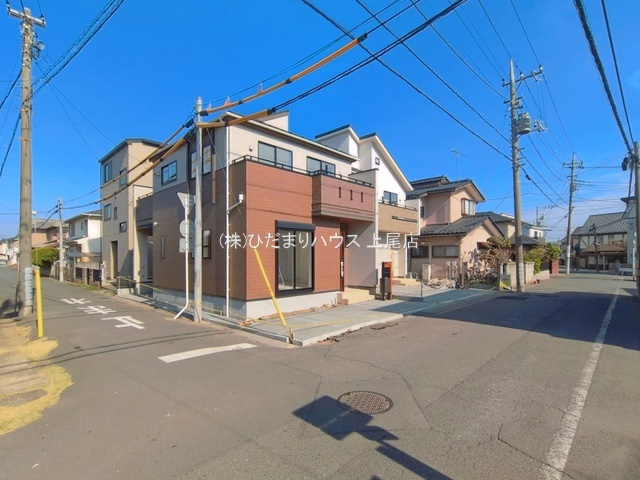 桶川市東2丁目　新築戸建　ブルーミング02の前面道路含む現地写真