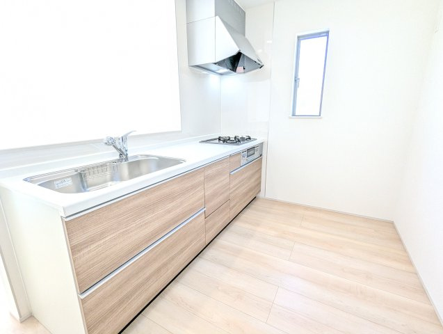 ひたちなか市平磯町5567番のキッチン|キッチンです。対面式キッチンで動線が非常に効率的でスムーズな作業ができ魅力的です。