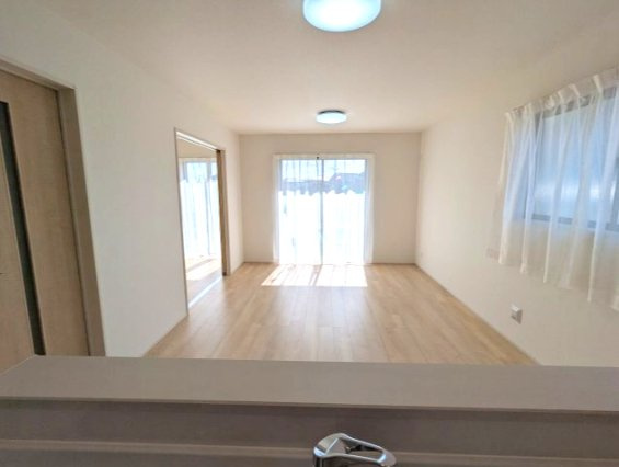 ひたちなか市平磯町5567番の居間・リビング|キッチンから見たリビングです。リビングは家族皆が集まる場所～家族会議からお子様の日々の成長を感じられる場所です