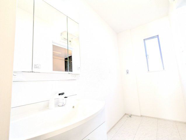 ひたちなか市平磯町5567番の独立洗面台|広々脱衣スペース！毎朝おしゃれに忙しい女性の方にうれしいポイントです！