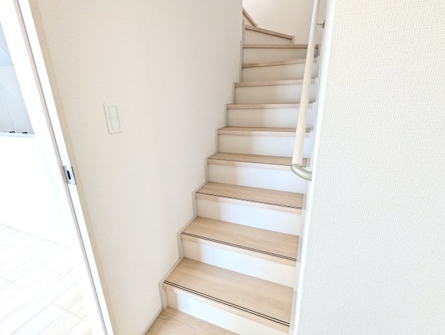 ひたちなか市平磯町5567番の内装|階段です。手摺がついているので上り下りが安心です。