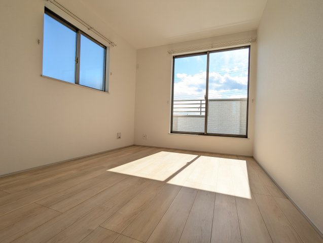 ひたちなか市平磯町5567番の洋室|洋室です。採光・通風が良く毎朝気持ち良く起床ができ・・日中も日差しが降り注ぐ～暖かいお部屋です。