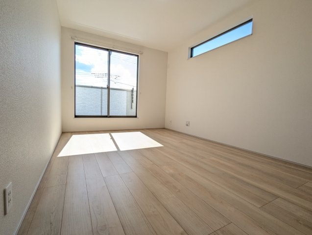 ひたちなか市平磯町5567番の洋室|洋室です。バルコニーに面したお部屋は照明を点ける時間が少なくて済むので省エネに繋がります。収納も豊富♪